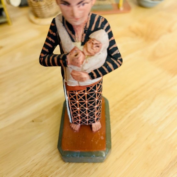 Vintage Primative Handmade hand painted Wooden Navajo figures and furniture . - Picture 10 of 12